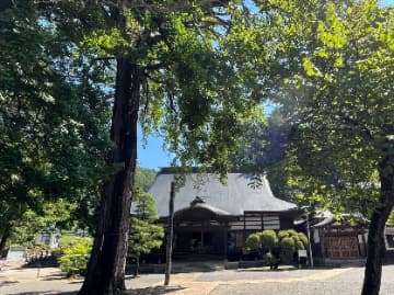 永代供養墓と樹木葬にお参りするご家族（諏訪の仏法紹隆寺）
