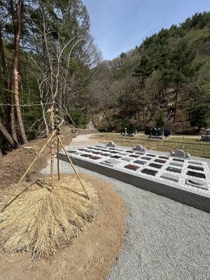 山々に囲まれた安息の場所 樹木葬と自然の一体感