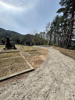 赤い御影石と自然が調和した墓石デザイン