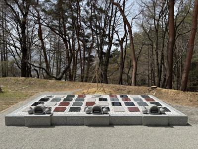 新緑に囲まれた樹木葬、奥に広がる里山の風景
